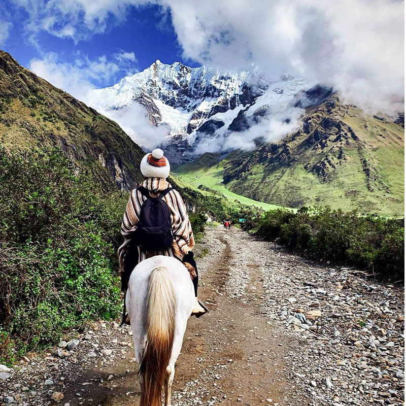 montando caballo hacia la laguna humantay