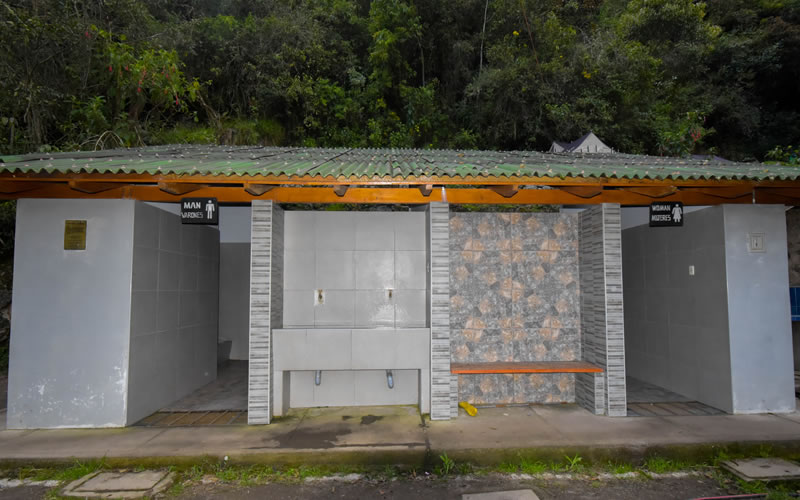 baños del campamento wiñaywayna 