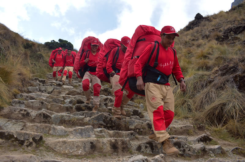los porteadores de camino inca bajando desde el paso de la mujer muerte hacia el valle de pacaymayo