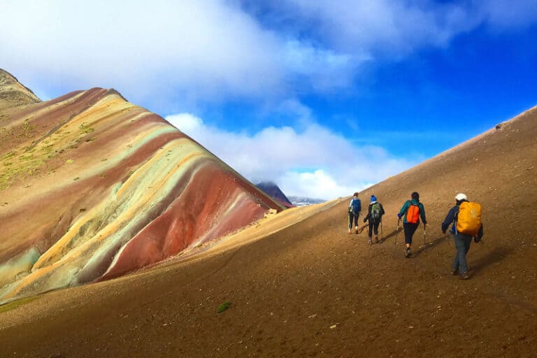 Perú en mayo montaña de colores