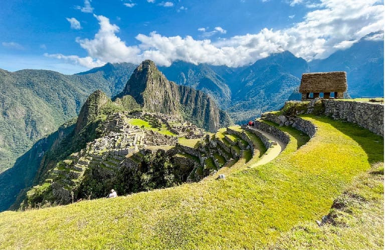 Por qué Machu Picchu es importante cielo azul