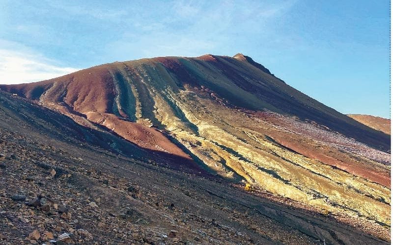 montaña de colores en agosto