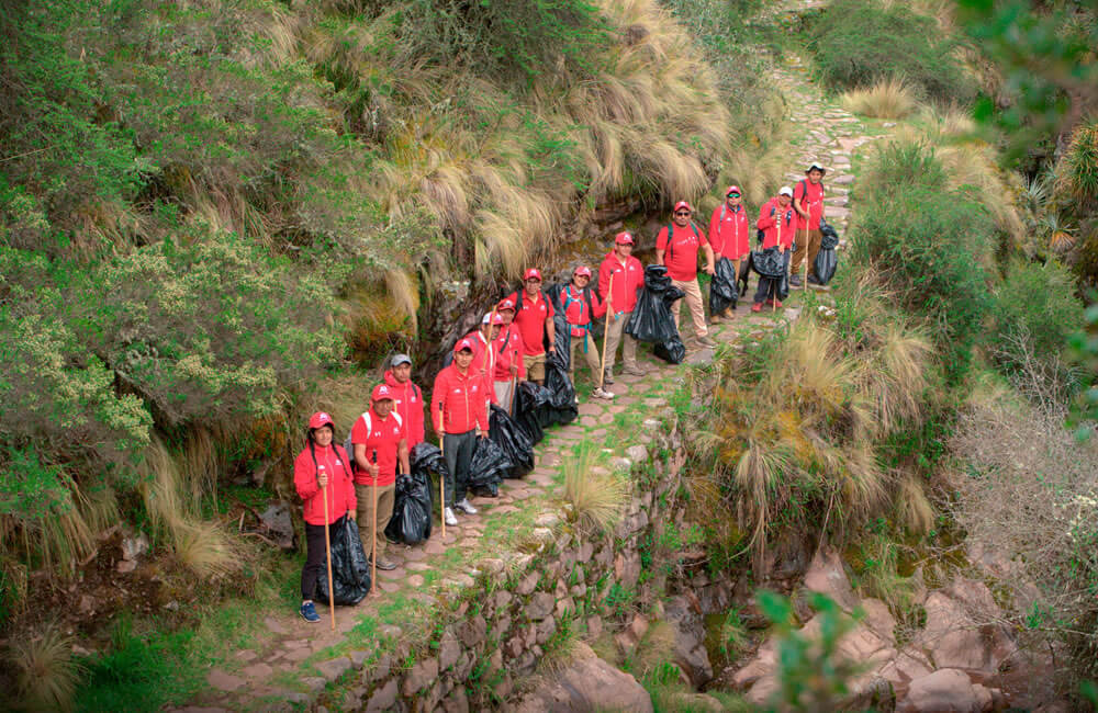 cleaning campaign in huchuy qosqo inca trail 
