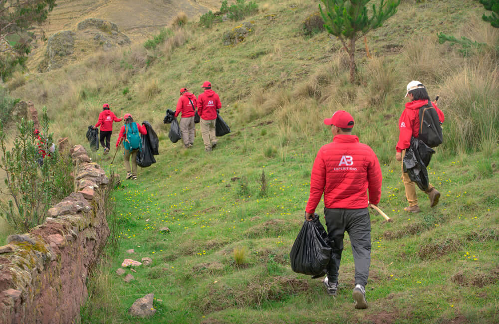 cleaning huchuy qosqo trail 