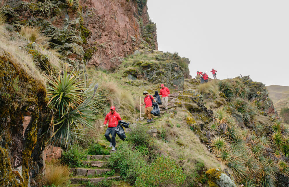 pick up garbage in huchuy qosqo trek 